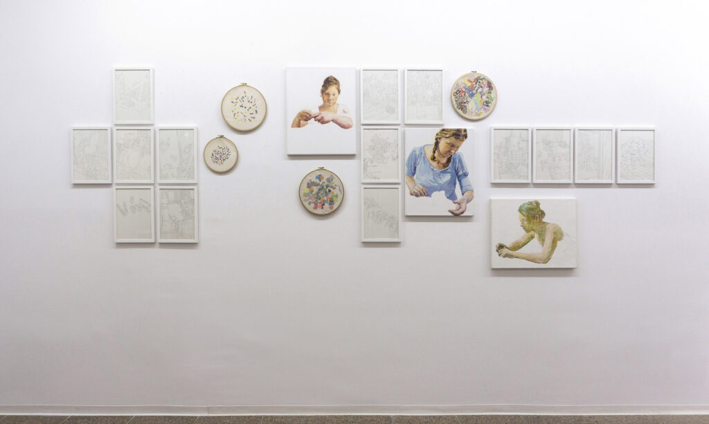 Ausstellungsansicht v. l. n. r.: Matthias Beckmann, Zeichnung; Laura Rammo, Stickbild; Ulrike Dornis, Malerei, Foto: Oliver Möst